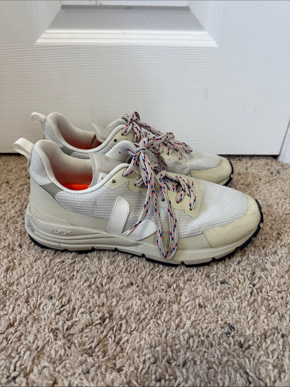 Veja cream sneakers - Sz 7 - Picture 3 of 7